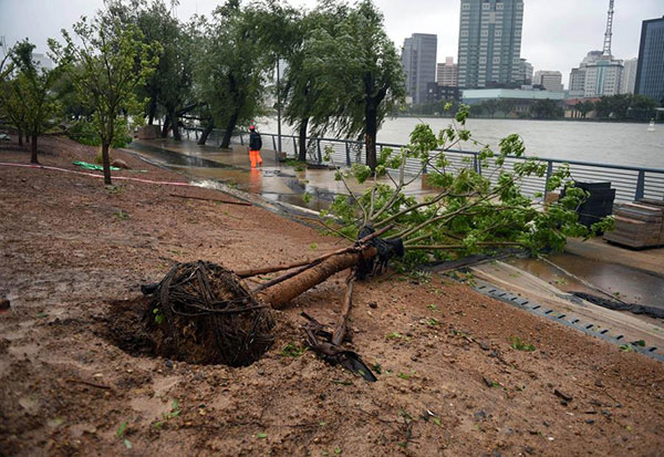 Typhoon pounds China with heavy rains; 1.1 million evacuated