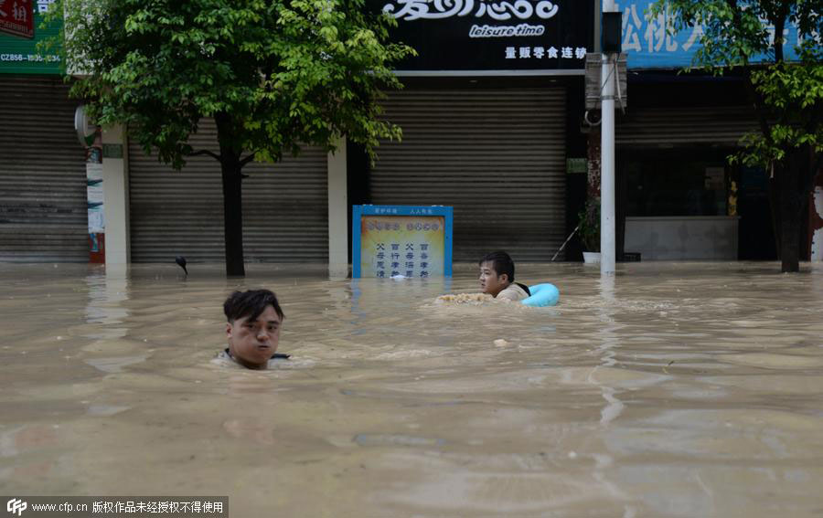 Heavy downpour hits SW China