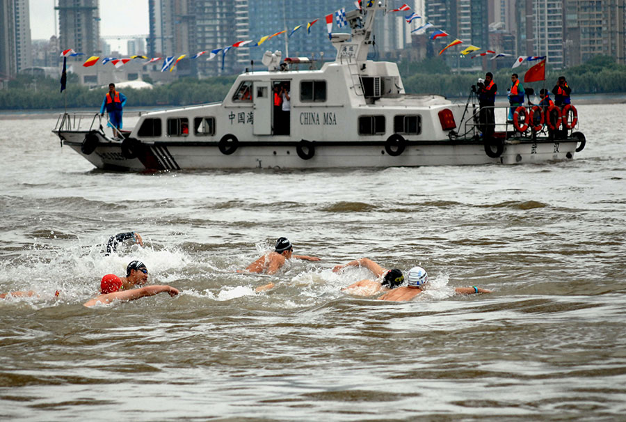 Wuhan holds Yangtze River crossing competition