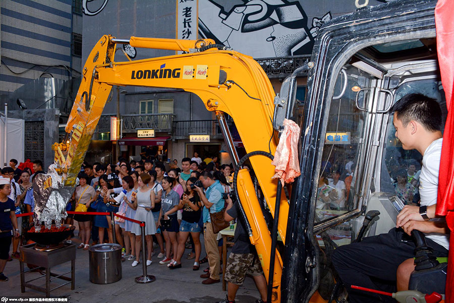 Excavator helps fry up crayfish for food festival