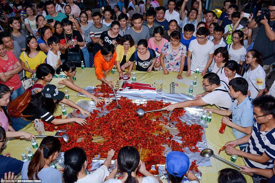Excavator helps fry up crayfish for food festival