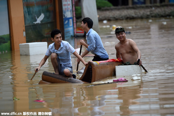 14 dead as Typhoon Soudelor lashes coastal provinces