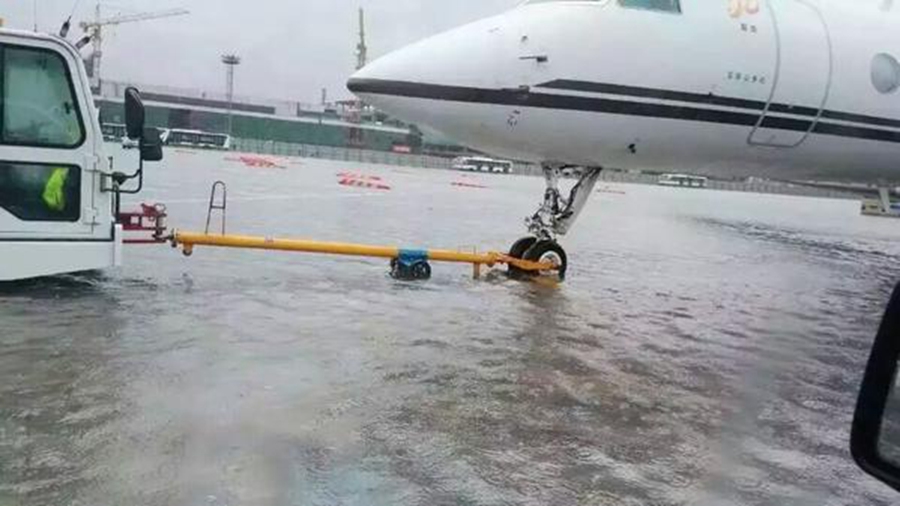 Torrential rain ahead of Typhoon Swan floods Shanghai airport