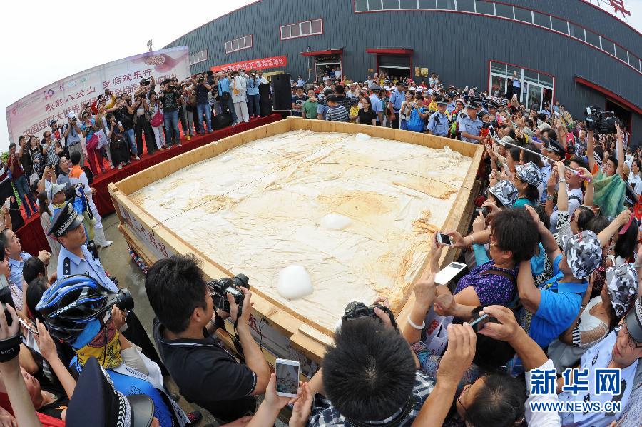 Eight-ton tofu served in East China