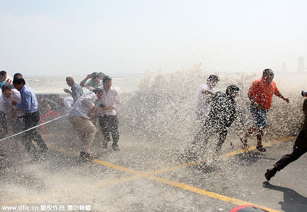 Chinese coastal regions brace for typhoon Dujuan