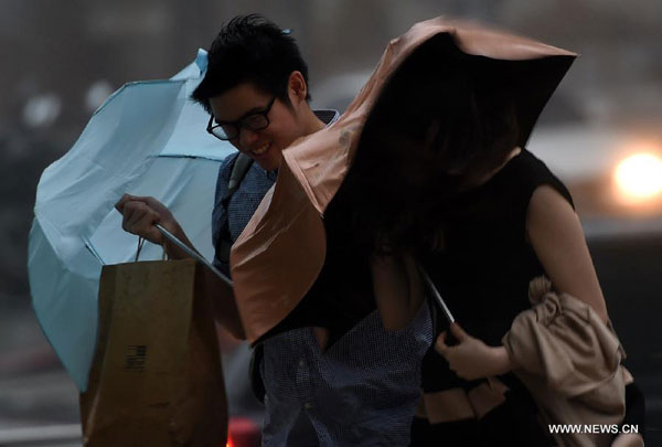 Typhoon Dujuan makes landfall, disrupts traffic in Taiwan