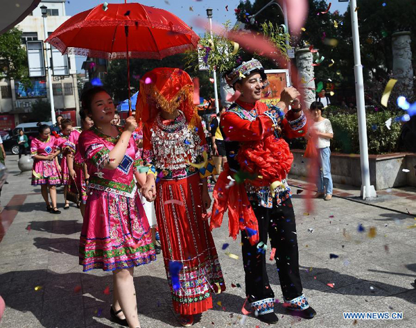 Young Miao couple get married in traditional way