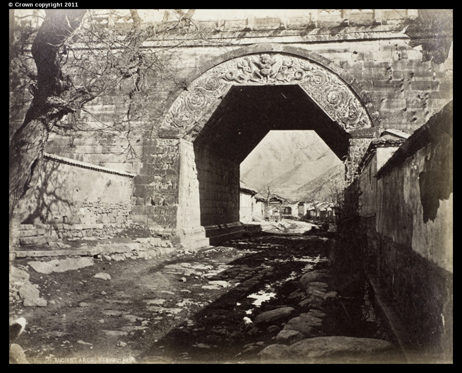 Late Qing dynasty Peking in the lens of a foreign photographer