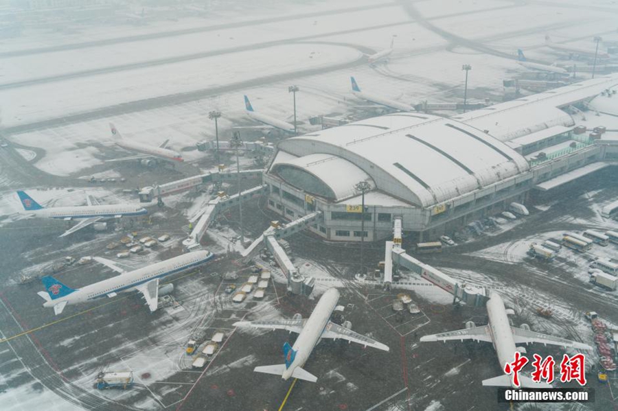 Large number of flights, trains delay due to heavy snow in Beijing