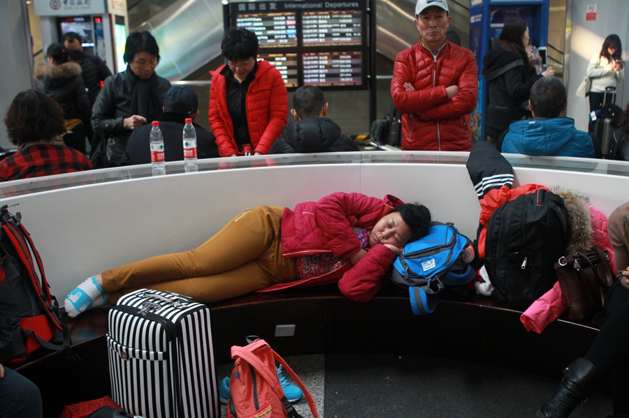 Large number of flights, trains delay due to heavy snow in Beijing