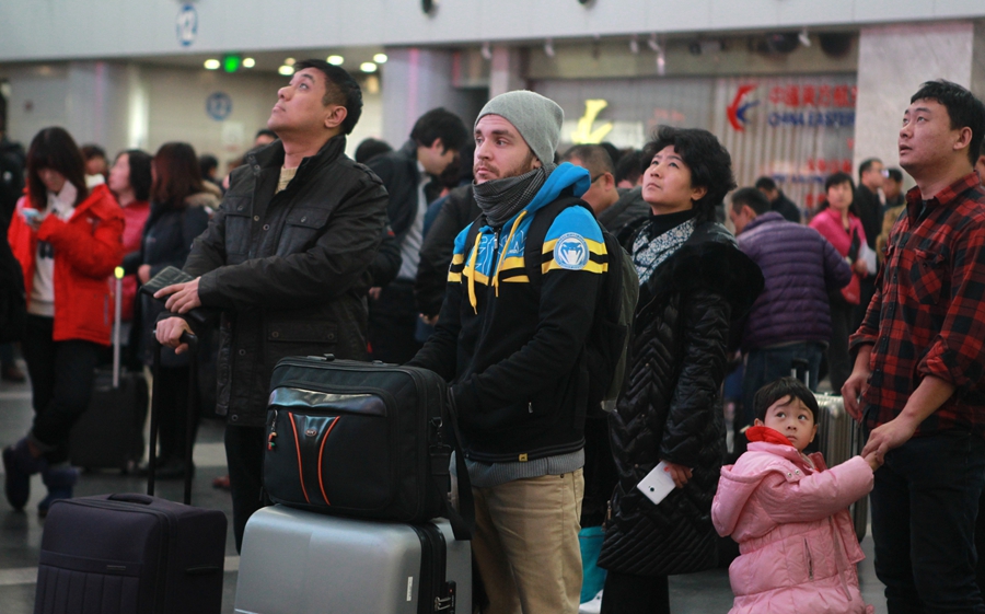 Large number of flights, trains delay due to heavy snow in Beijing