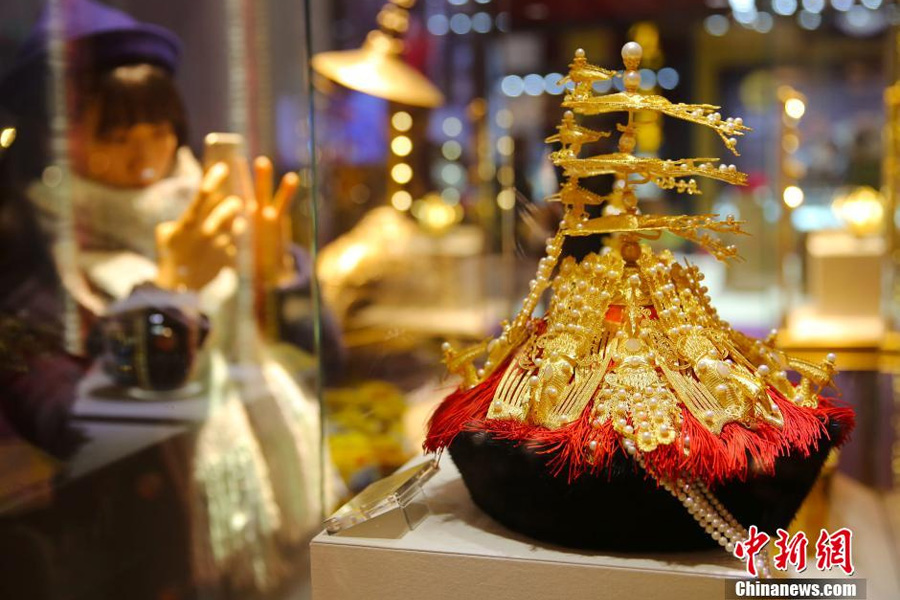 Exquisite gold and jade products go on display in Beijing