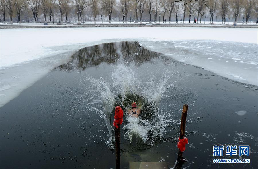 Swimmers jump into frozen lake in Northeast China