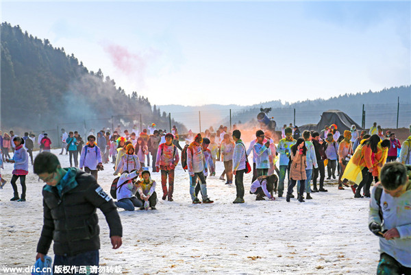 Runners enjoy color run in Chongqing