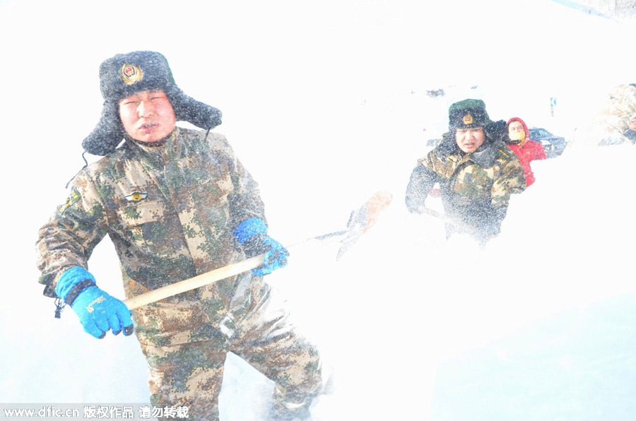 Police rescue tourists trapped in minus 30 after avalanche in Xinjiang