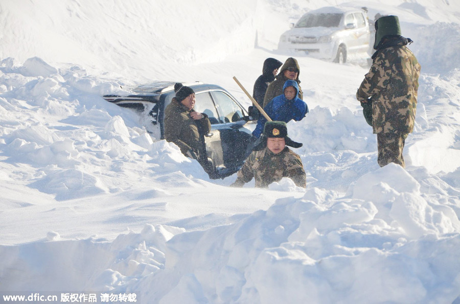 Police rescue tourists trapped in minus 30 after avalanche in Xinjiang