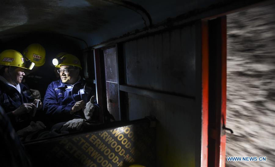 Li springs a surprise on coal mine visit