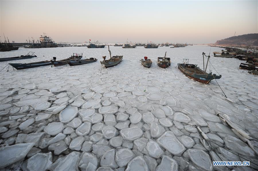 Sea ice traps boats as cold wave sweeps across East China