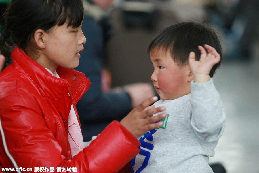 Train stations see peak in Spring Festival travelers