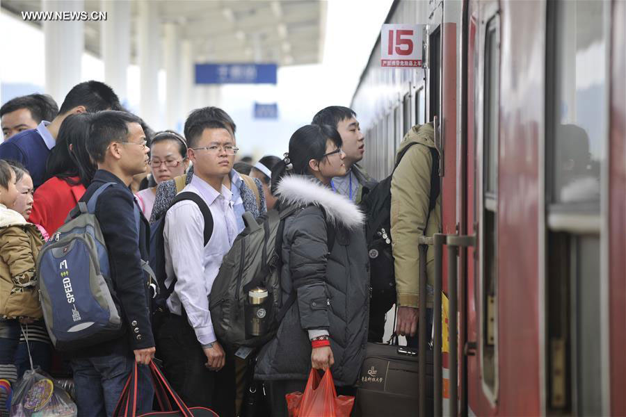 Railway stations see travel peak as Spring Festival holiday comes to end