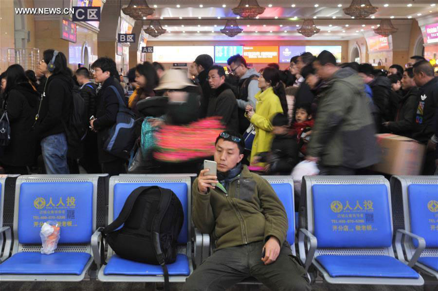 Railway stations see travel peak as Spring Festival holiday comes to end