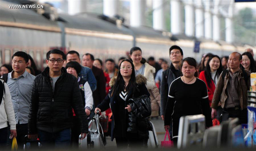 Railway stations see travel peak as Spring Festival holiday comes to end
