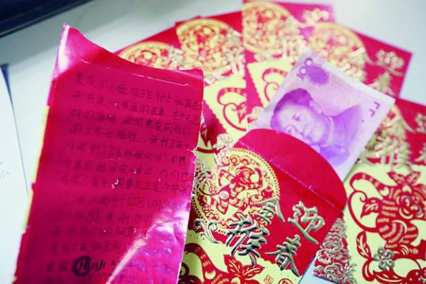Patient secretly leaves hongbao for medical staff