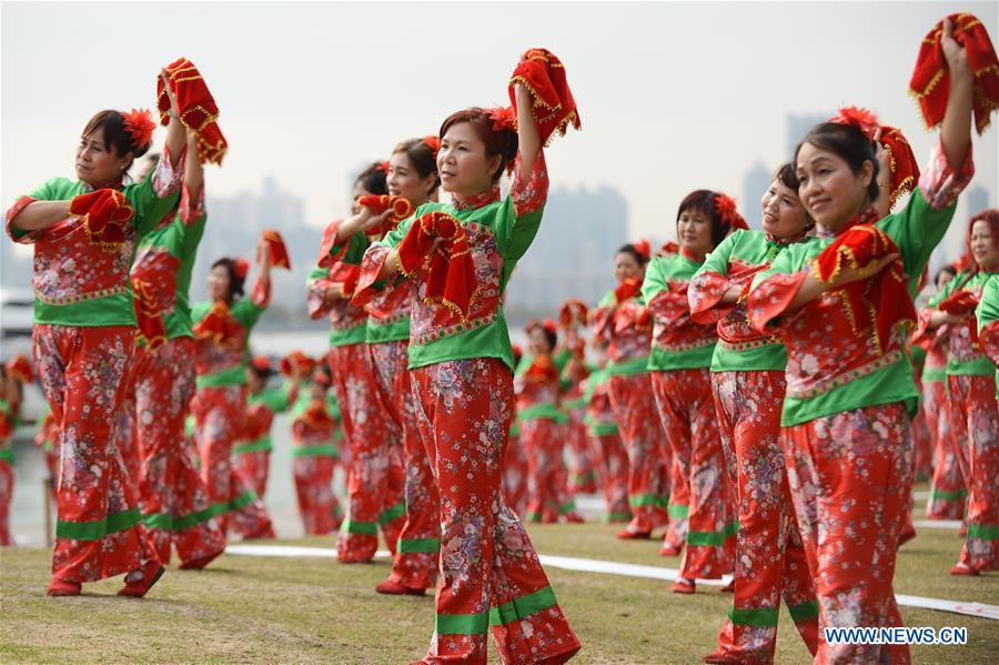Women perform<EM> yangko</EM> to challenge Guinness World Record