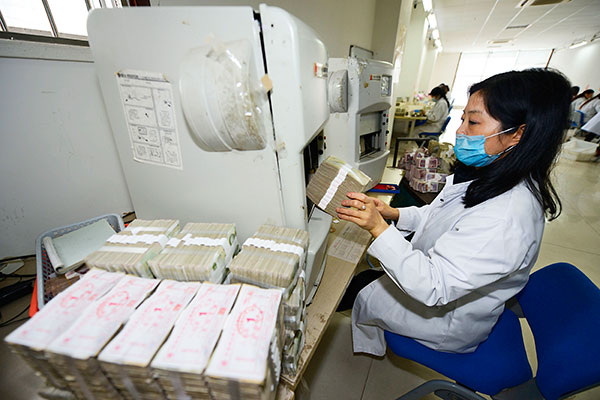 Workers count 8,000 banknotes daily