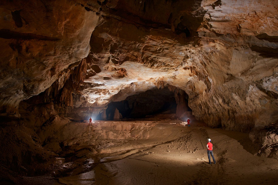 Cavers make rare finds in Southwest China's expedition