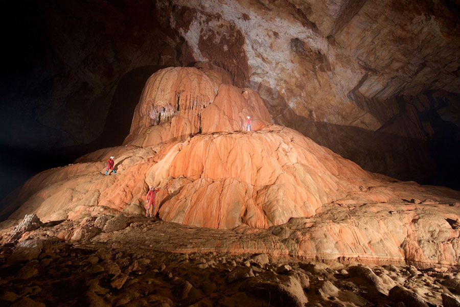 Cavers make rare finds in Southwest China's expedition