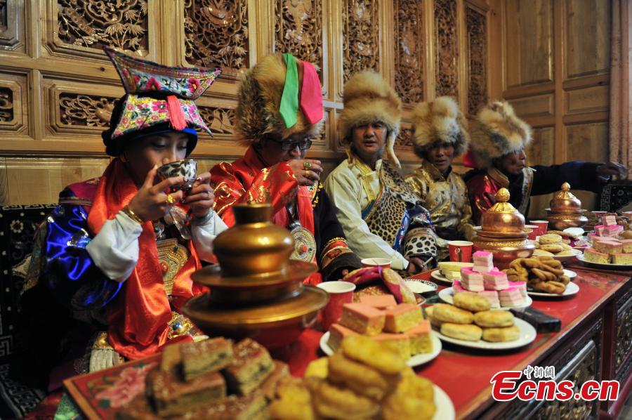 The beauty and role of costumes in 'hau dong' ritual | Nhan Dan Online
