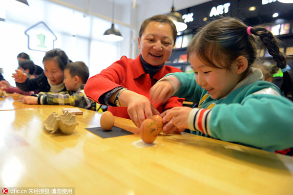 Students welcome spring by making egg stand