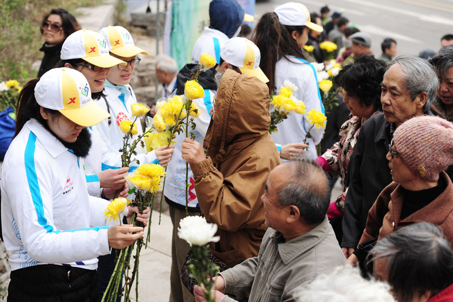 Flowers, yellow ribbons and sea burials in Tomb-Sweeping holiday