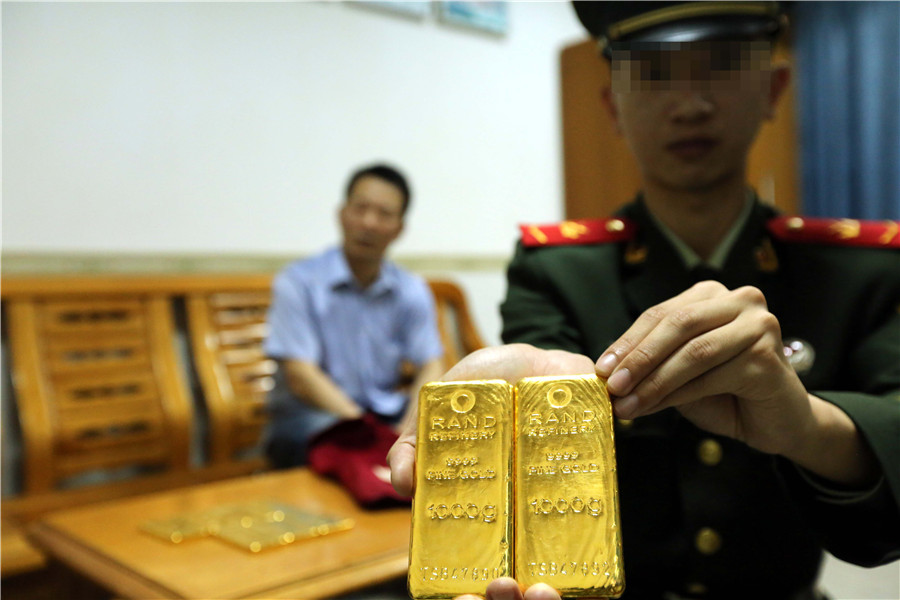Smuggler caught with 10kg of gold in jacket
