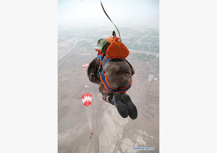 Soldiers attend parachute jumping training in NW China's Xinjiang