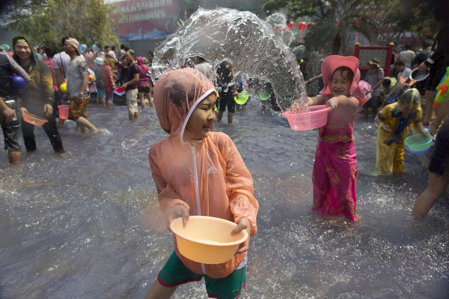 Water-sprinkling festival celebrated in SW China's Yunnan