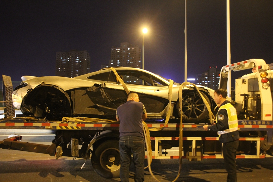 $2m hyper car crashes in East China