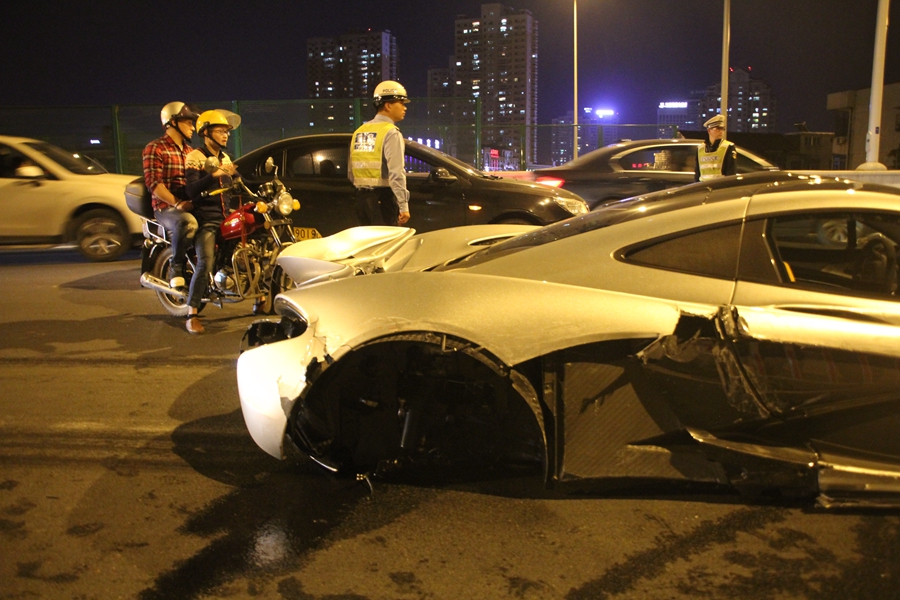 $2m hyper car crashes in East China