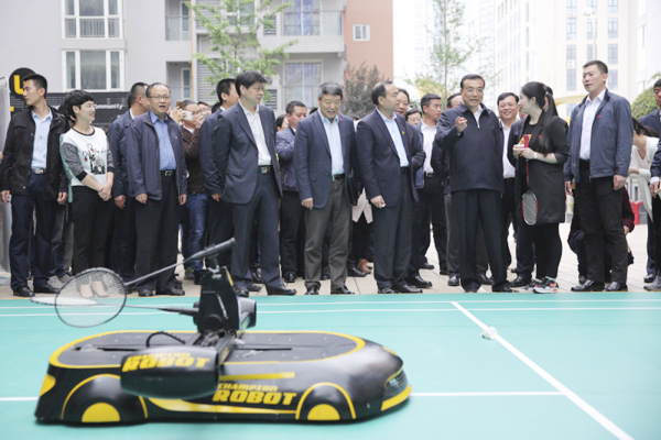 Premier plays badminton with robot as he visits Chengdu's entrepreneurial hub