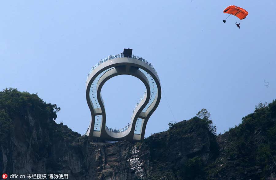Chongqing holds World Low-Altitude Parachute Jump contest