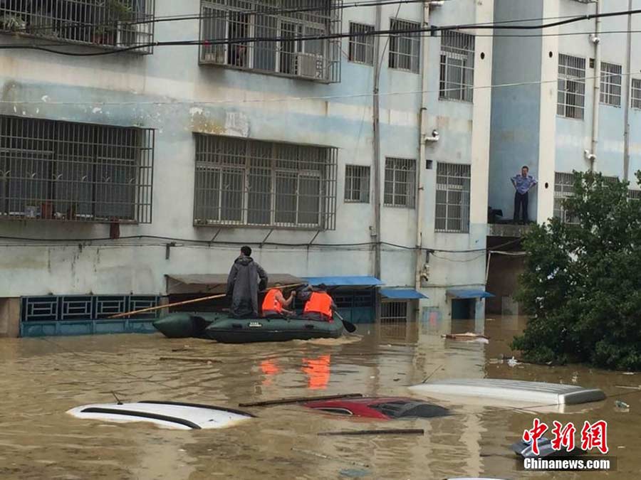 Tornado, heavy rain batters Central China's Hunan