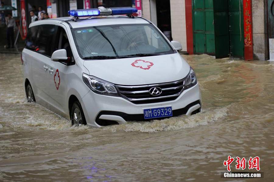 Tornado, heavy rain batters Central China's Hunan