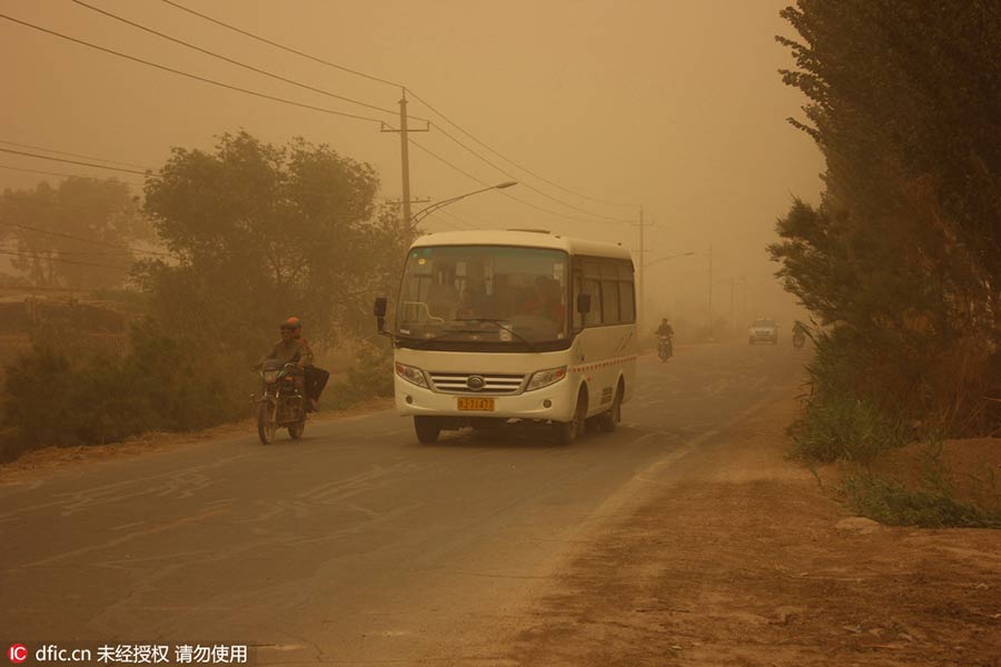 Massive sandstorm hits southern Xinjiang