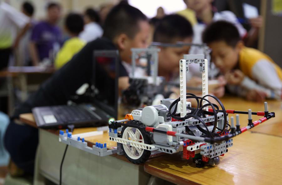 About 400 students participate in robot competition in Guilin