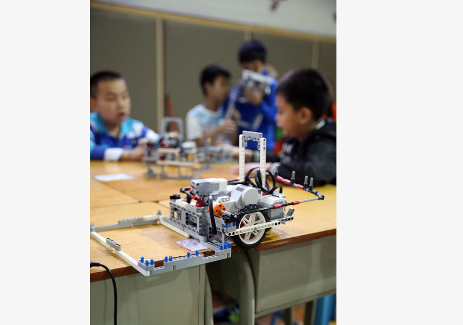 About 400 students participate in robot competition in Guilin