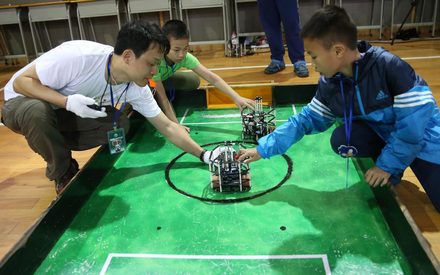 About 400 students participate in robot competition in Guilin