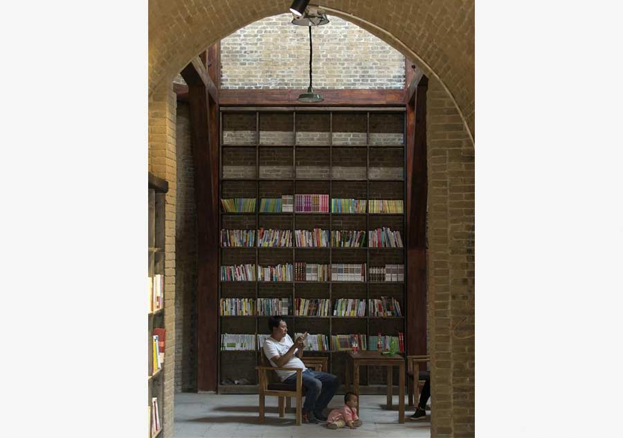 Library modified from cave dwellings attracts readers in C China