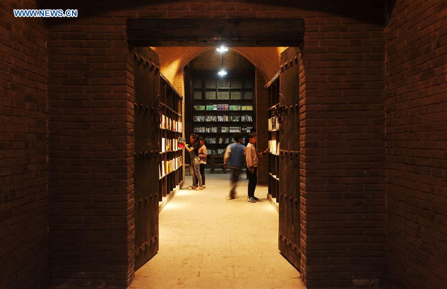 Library modified from cave dwellings attracts readers in C China