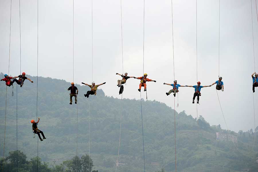 Hanging in the air: Chongqing holds rescue drill